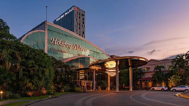 อันดับ 2 โรงแรมฮอลิเดย์ พาเลซ